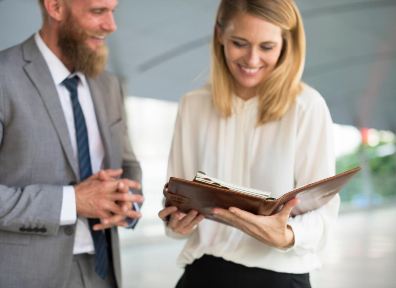 Oficina moderna de aliriventum con ambiente profesional para consultas financieras